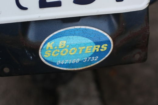 綺麗な状態のK.B.SCOOTERSステッカーが貼られたリアビュー