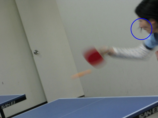 激しいスマッシュで鼻毛が飛び出た瞬間の女性