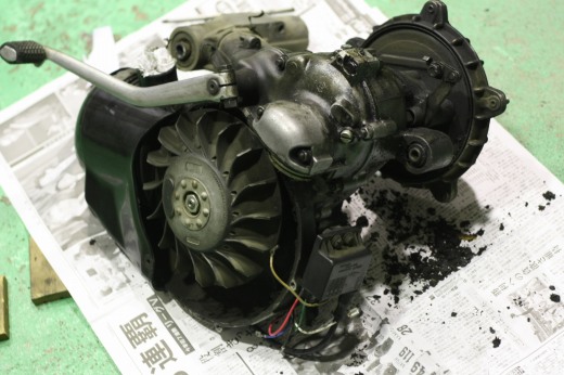 洗浄前の準備が施されたP200Eのエンジンユニット