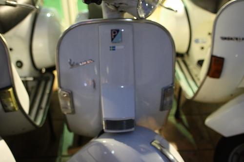白のPX200FL2。現行型に近いスタイルで、並んでも存在感を放つ。