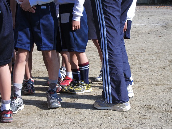 小学校の校庭で開催された持久走大会のスタート地点。