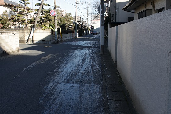 凍結した裏道、注意が必要な路面状況