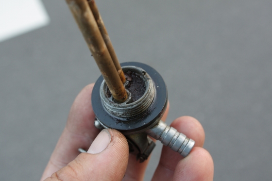 フューエルコック内部に詰まったガソリンの粕（アップ）