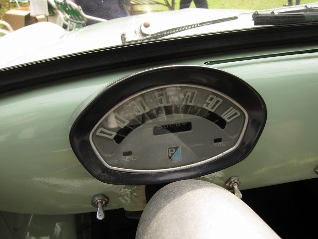 vespa400のボンネット周辺。細部のつくりもクラシックな味わい。
