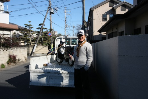 トラックに載せて引き取られるベスパとお客様