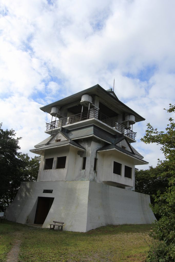 八溝山山頂の展望台