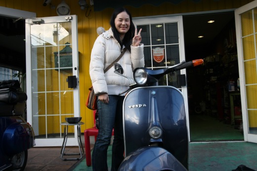納車から10年近く乗られているベスパと女性のお客様