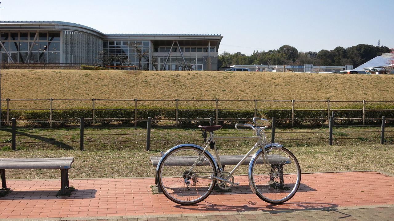 自転車で地元の道の駅へ買い物に向かう様子