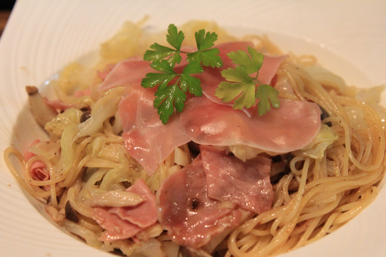 イタリアンパセリをトッピングした男の料理風パスタ