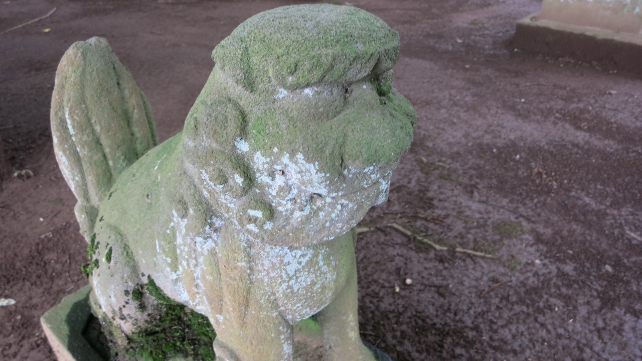 神社内の石碑や灯篭の様子