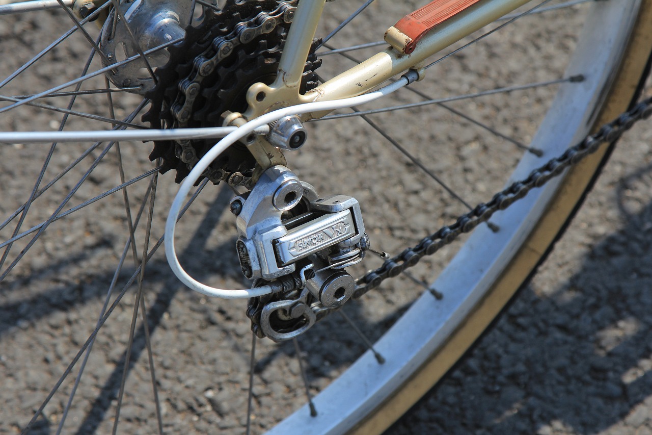 ケーブル調整中の自転車リアディレイラー