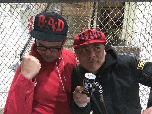 赤バージョンのB.A.Dキャップをプレゼントされる