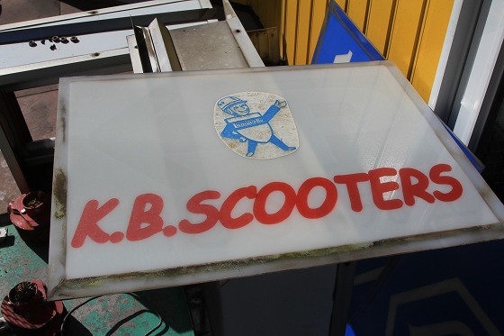 劣化したK.B.SCOOTERSのアクリル看板