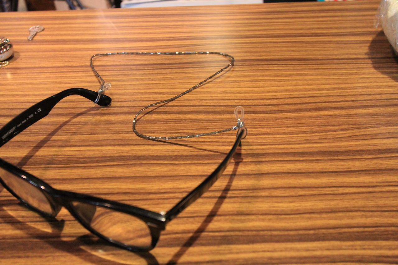 老眼鏡ストラップを手に持って見せてくれている様子