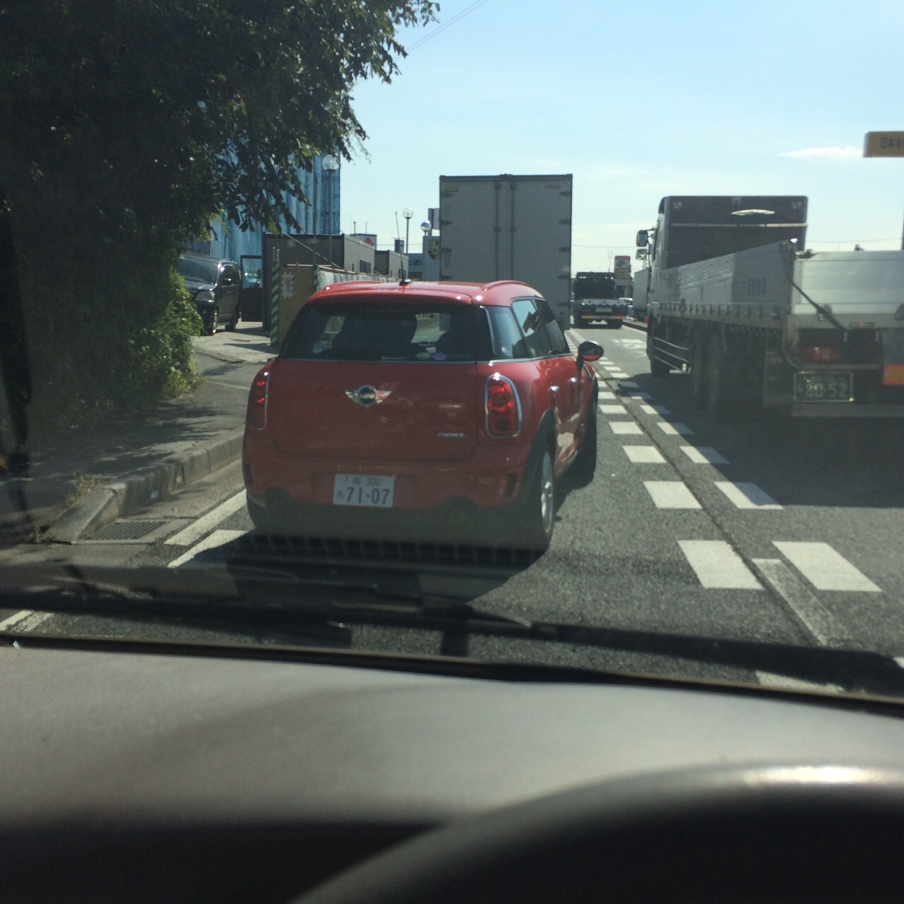 道路脇に停車している柏市消防局の赤いMINI