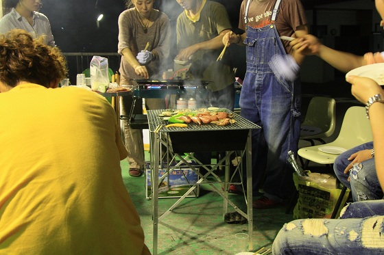 店舗前で開催されたBBQの様子。机の上には食材と飲み物が並ぶ。
