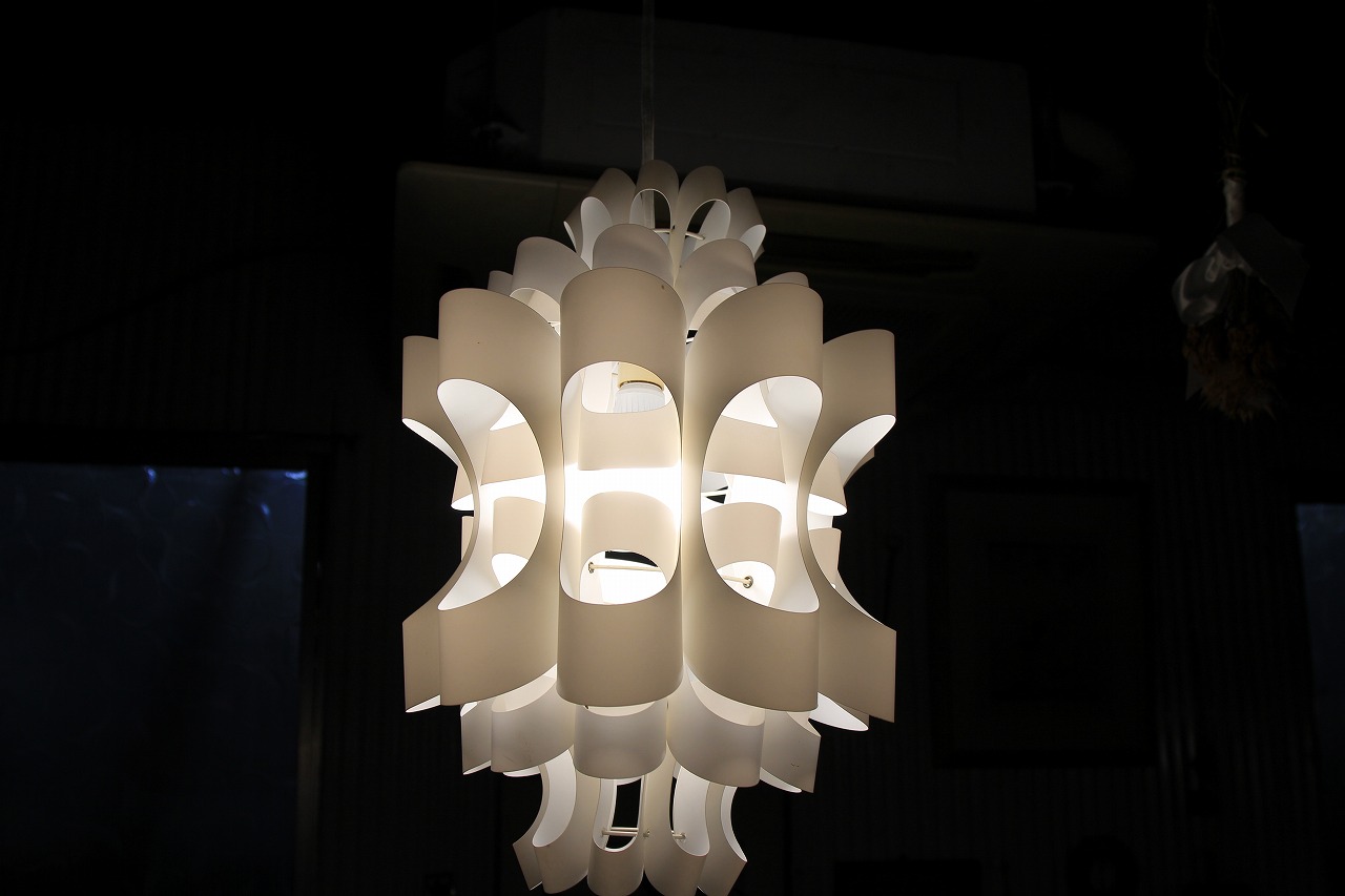 室内の天井照明とLED電球の様子2