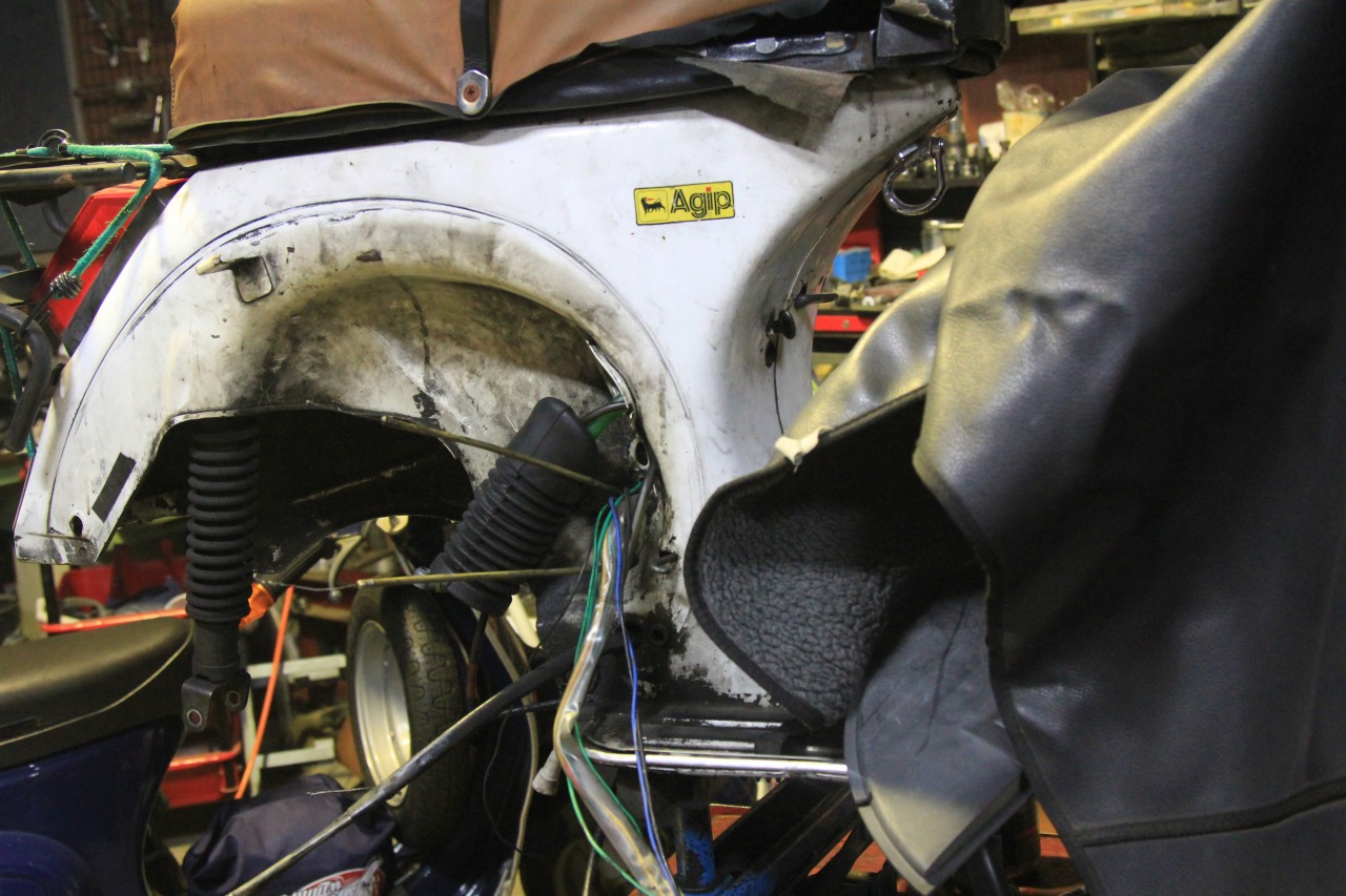 エンジン内が損傷している車体の様子