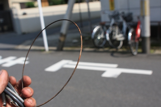 シフトケーブルの内部に発生した激しい錆の様子。