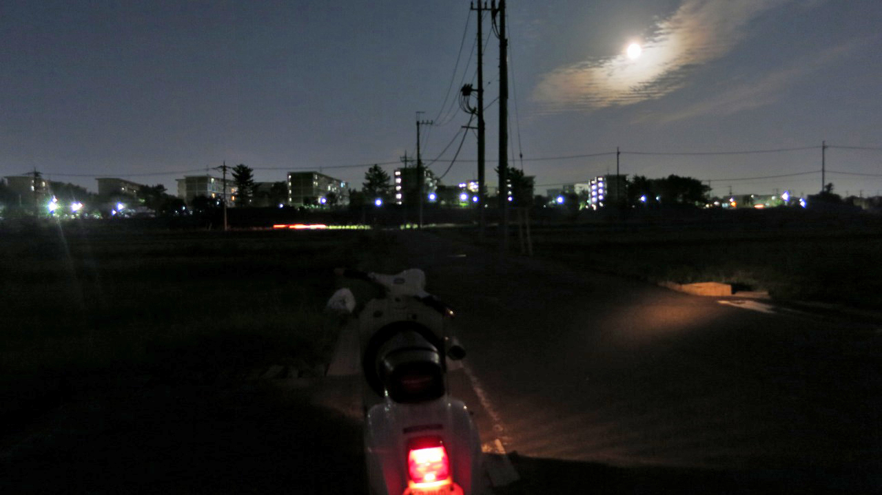 夜間走行テスト中のvespa50s