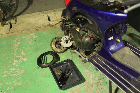 PX200Eのフライホイールを外した整備中のエンジン。