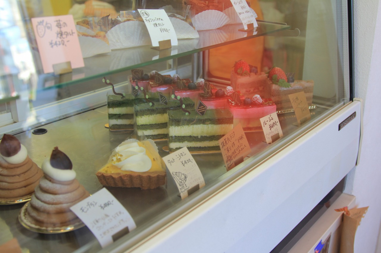 ベスパに跨ったオーナーと店舗