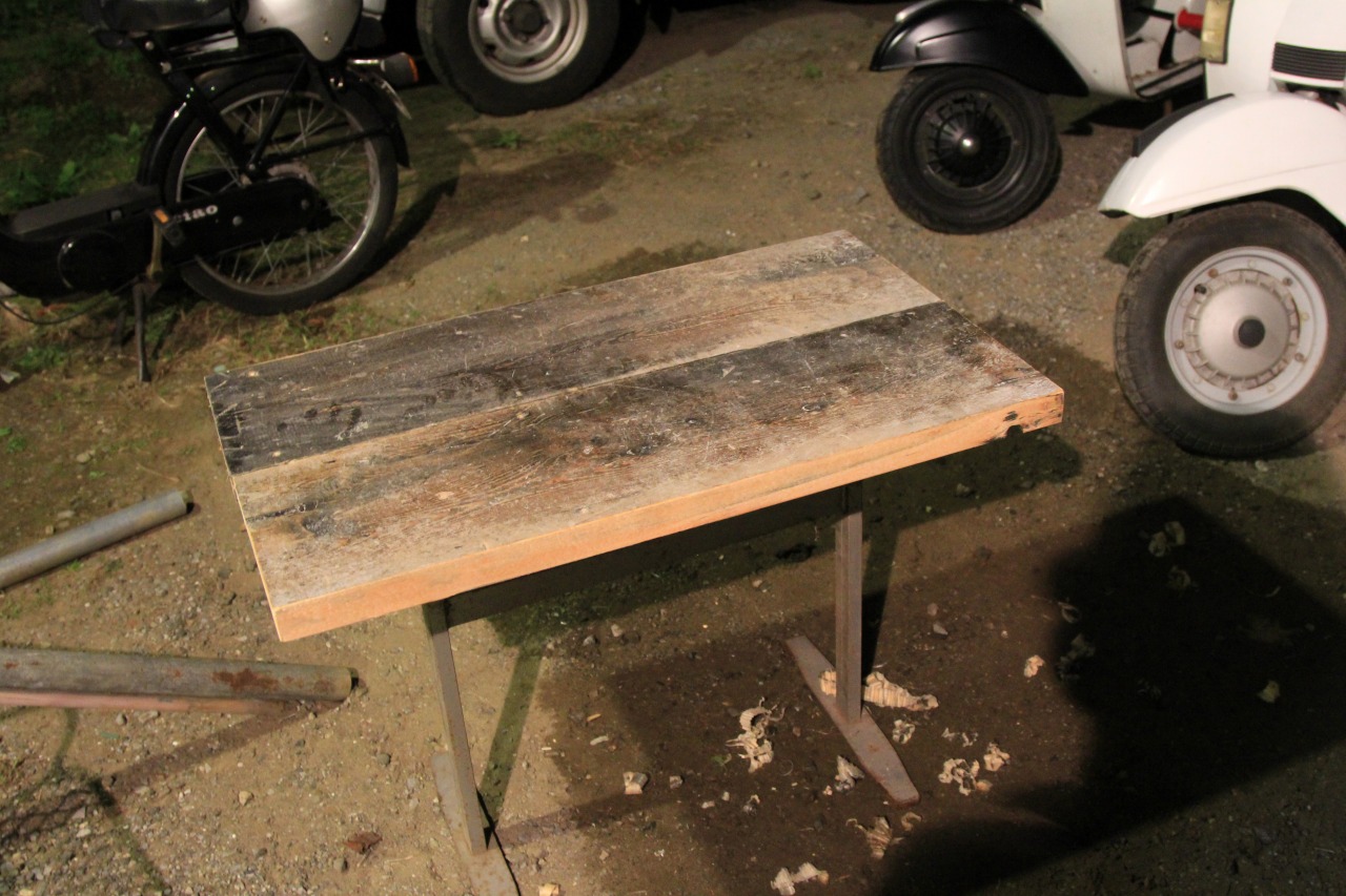 作業用テーブルとして使用予定の脚と天板