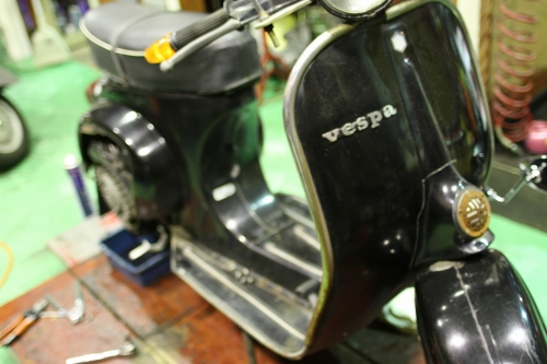 クラッチが滑っていたVespa 50sのエンジン分解作業