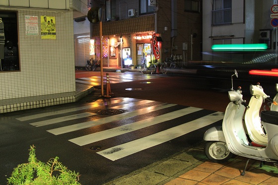 雨に濡れた地面。外はあいにくの天気。