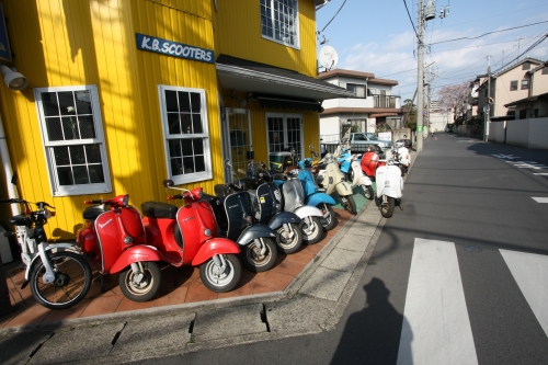 点検で入庫中の複数のベスパたちが並ぶK.B.店頭