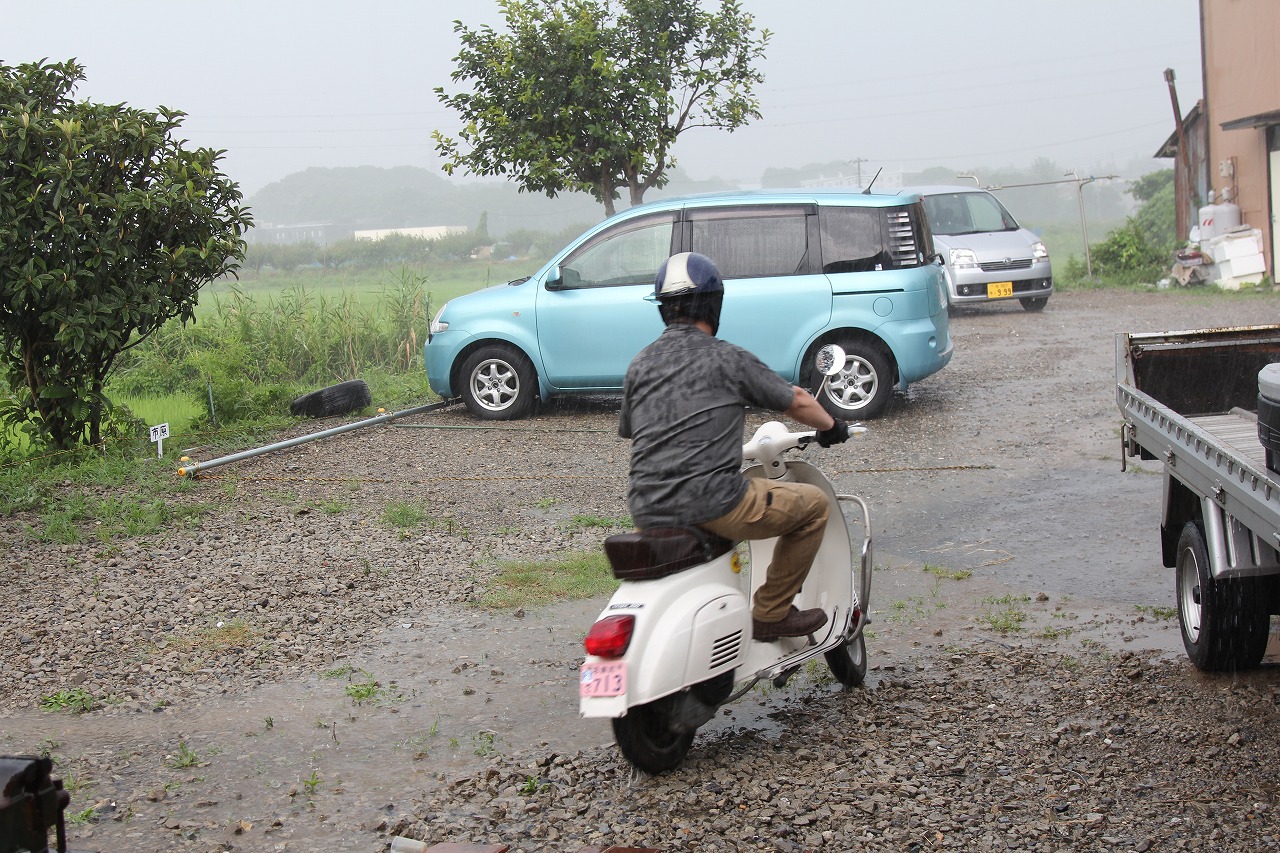 雨の中帰宅するお客様のvespa