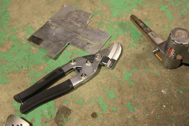 アルミ板をカットして部材を加工している作業中。
