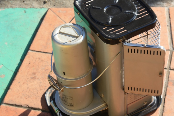 燃料タンクを背負った宇宙ステーション風ストーブ。