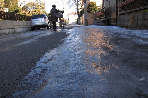 日陰に残ったままのアイスバーン道路