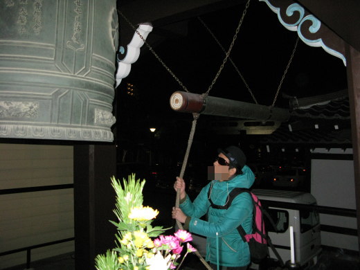 除夜の鐘を突くgraveyardさん