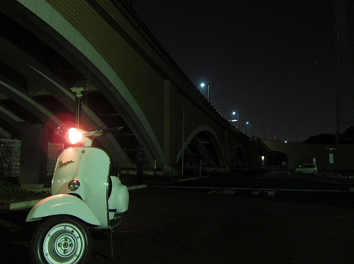 夜に試運転されるPX200FL2。街灯の下で静かにたたずむ姿。