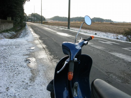 雪が残る路肩で試運転中の青いベスパ