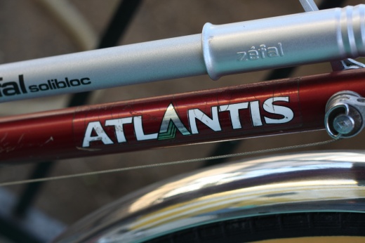 「ATLANTIS」と描かれた自転車フレームのロゴアップ