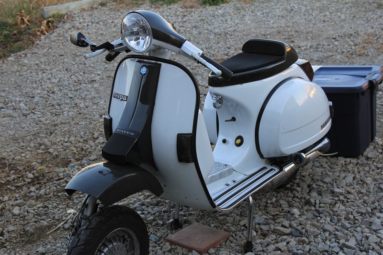 分解整備中のPX200Eの車体後部
