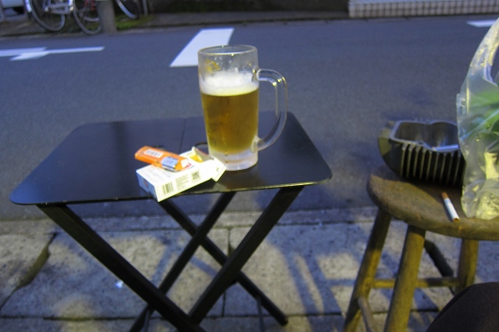軒先で生ビールを光速で呑み干す至福の時間。