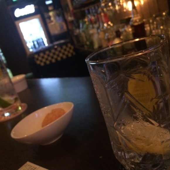 BAR’S RISKY店内での酒宴のひとこま