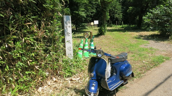 林道を抜けた先で見つけた遺跡の石碑