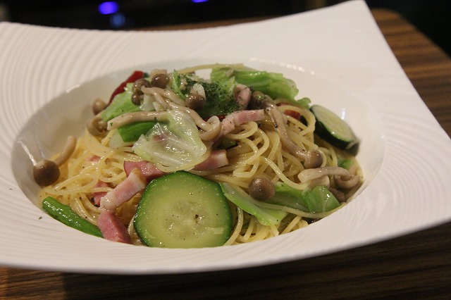 ズッキーニを使った昼食のパスタ料理