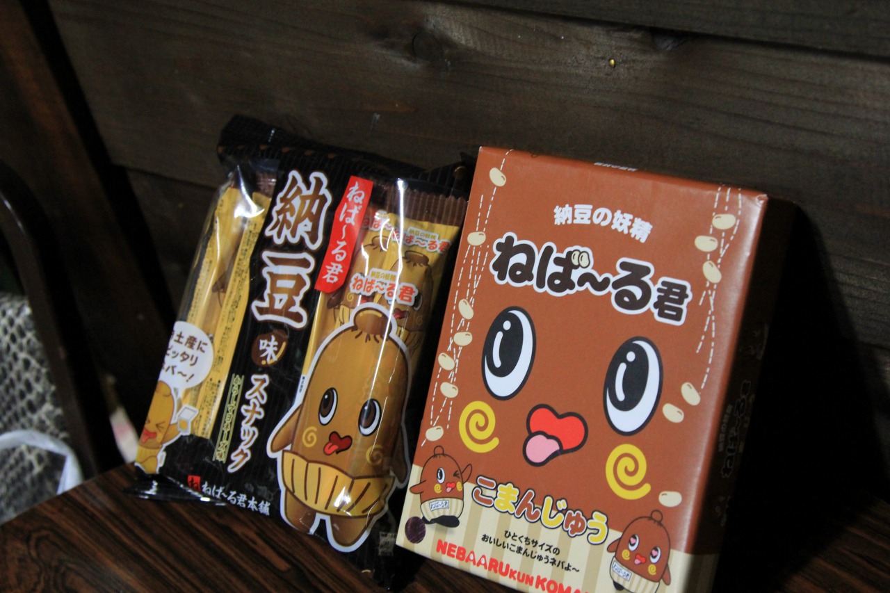粘っこいお土産が置かれたテーブル
