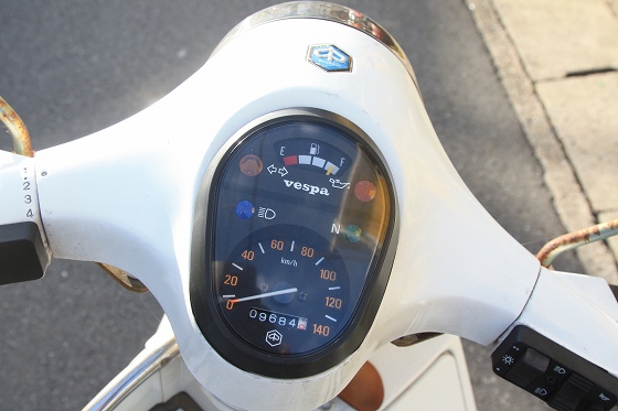 P200XE専用の独特な形状のスピードメーター。