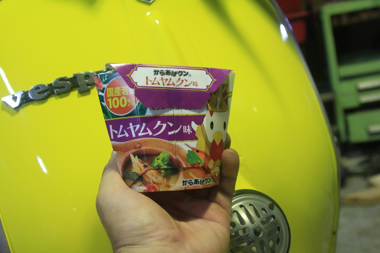 試運転後のベスパと話題のトムヤンクン味からあげクン