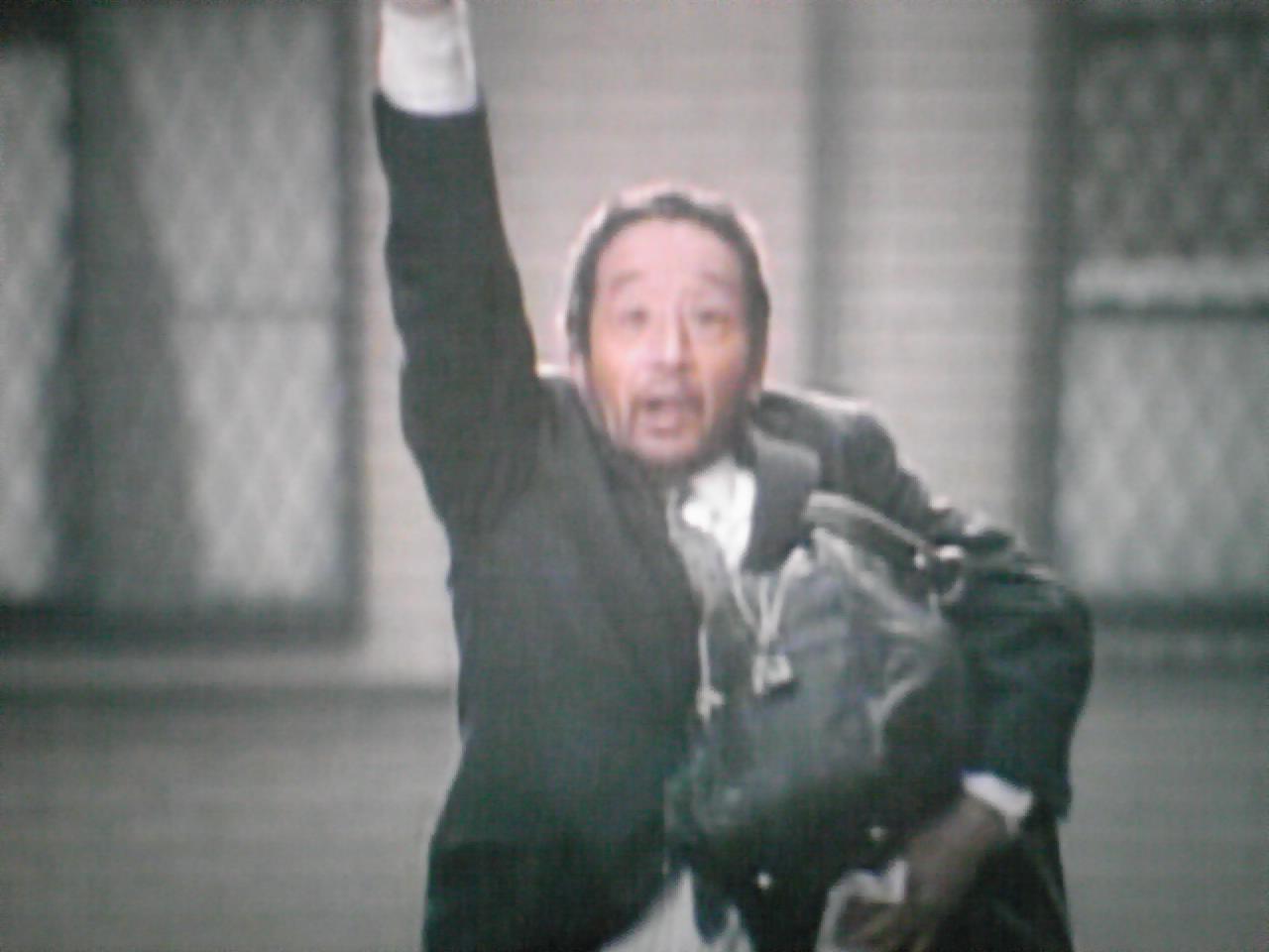 元気よく手を挙げる黒板さん