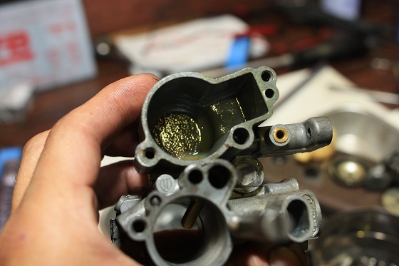 キャブレター内部にこびりついた古いガソリンの残留物。