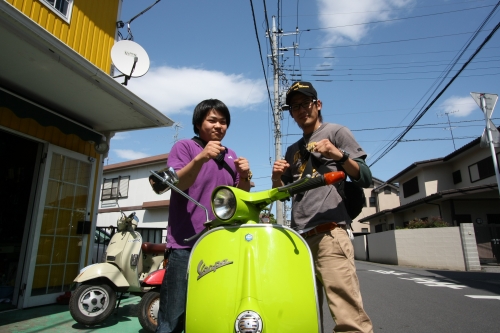セレスジム所属の三谷拓也選手とP200Eの記念撮影