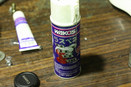 ワコーズのラスペネをたっぷり吹きかけて一晩放置する準備の缶スプレー。